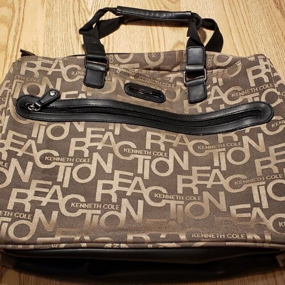 Kenneth Cole Reaction Shoulder Bag Pockets